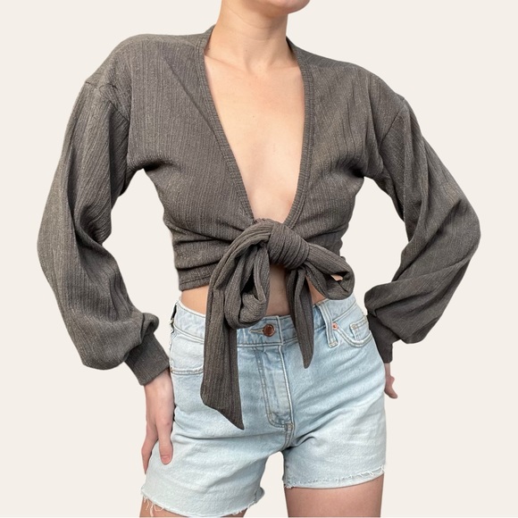 Vintage Havana Tie Front Bell Sleeve Crop Top 💕 - Picture 4 of 4